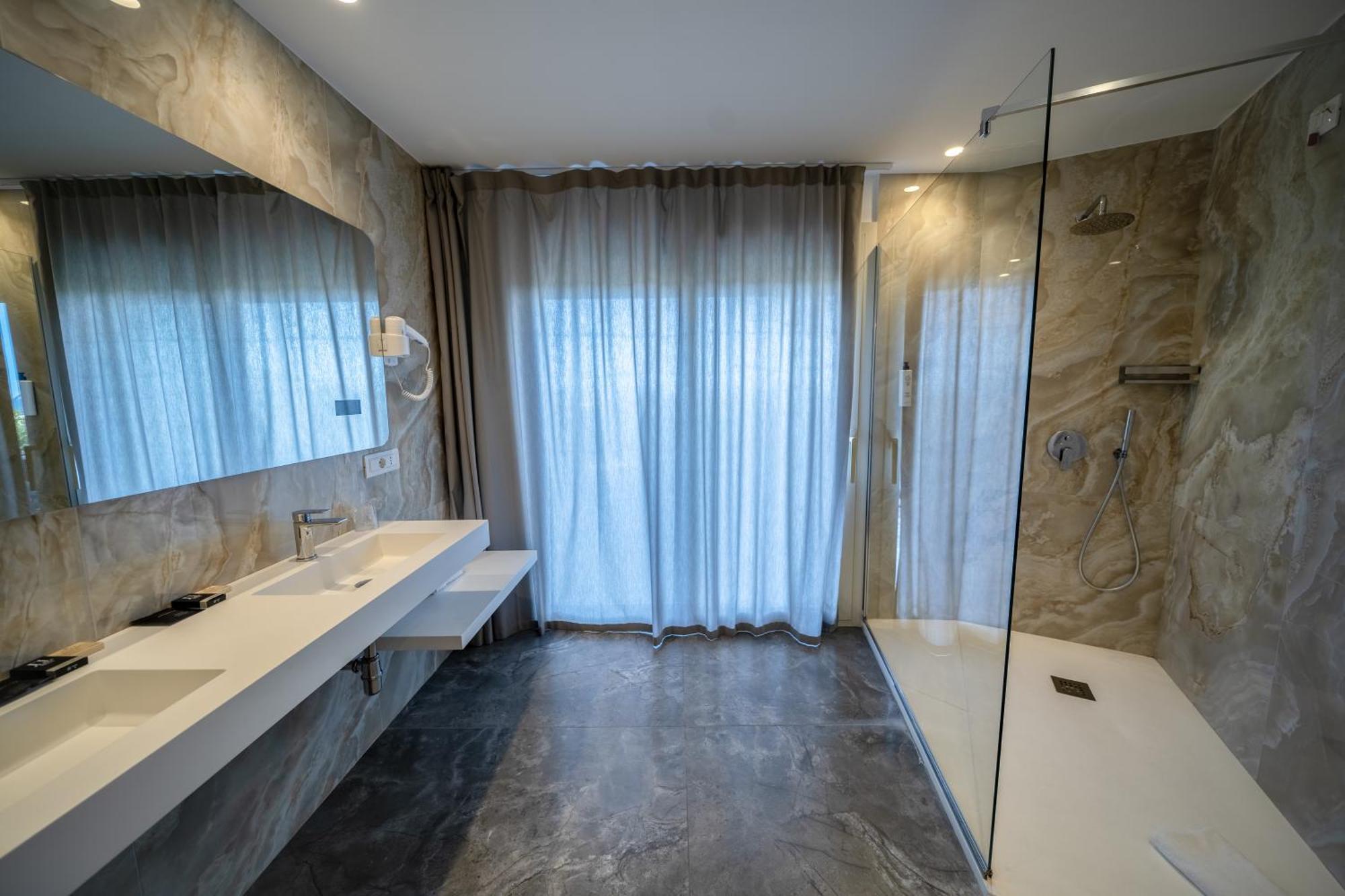 Plaza Hotel 4*